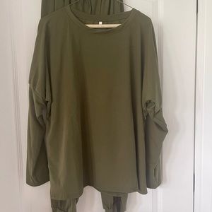 2 Piece Ankle Capri Pant Set. Note: It’s Size 3X but FITS SIZE 2X